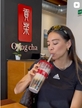 Creadora tomando boba tea